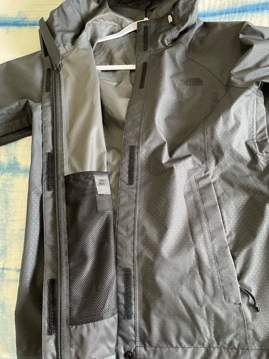 The North Face Gray Dot Print Hooded Rain Shell Jacket - Picture 13 of 17